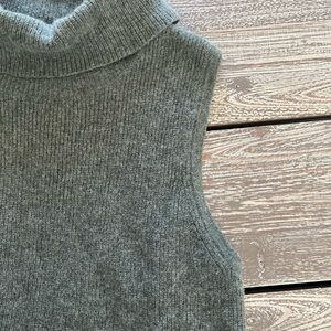 Saks Cashmere sleeveless turtleneck sweater. Size XL.